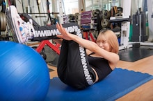 「ヤバい！」と悲鳴を上げつつも、笑顔のままお腹を丸める茂木忍さん。