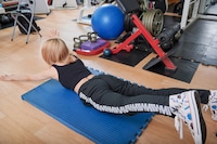 うつ伏せになって手足を上げる茂木忍さん。