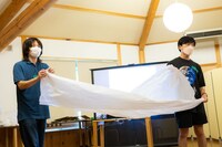 「劇場をつくるラボ」ワークショップの様子。右が蓮沼執太。（撮影：南阿沙美）