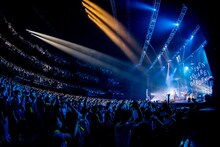 UNISON SQUARE GARDEN「TOUR 2022『kaleido proud fiesta』」東京ガーデンシアター公演の様子。（Photo by Viola Kam［V'z Twinkle］）