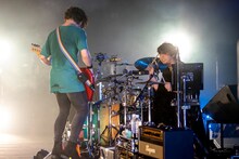 左から、田淵智也（B）鈴木貴雄（Dr）。（Photo by Viola Kam［V'z Twinkle］）