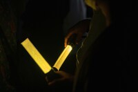 黄色のペンライトを手に持つBEES。