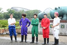 超特急のオリジナルメンバー。左からカイ、リョウガ、タクヤ、ユーキ、タカシ。