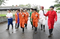 動物園を散策する超特急。