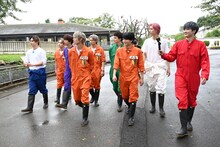 動物園を散策する超特急。