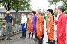 動物園を散策する超特急。