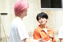 タカシの話を聞くハル。