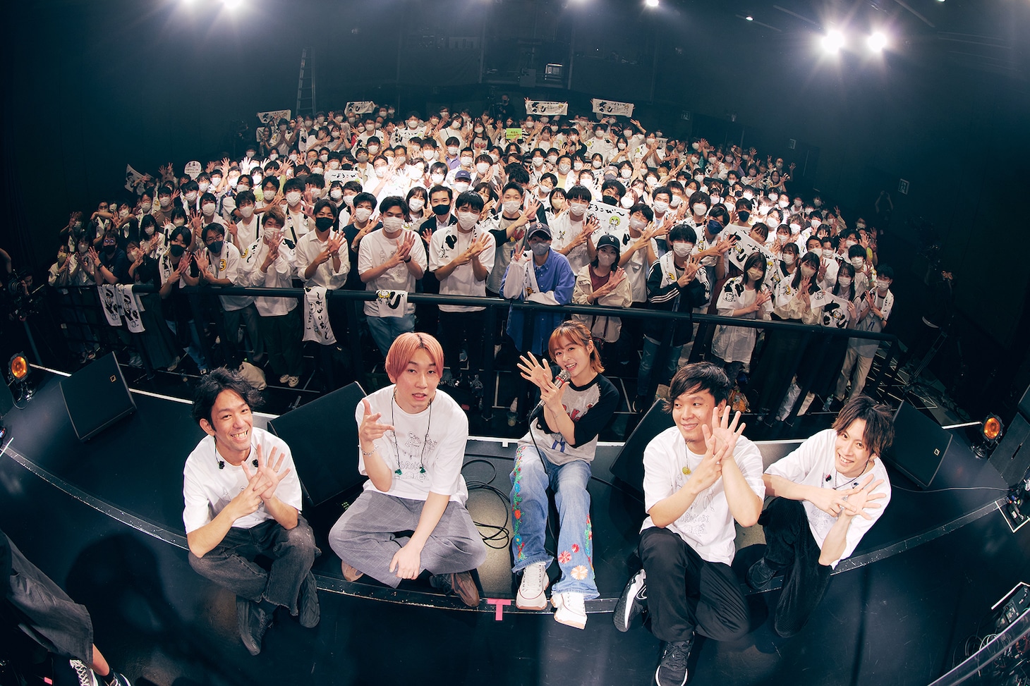 「もりなな LIVE 2022『㐂～よろこび～』」東京・harevutai公演での記念写真。（撮影：後藤壮太郎）