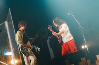 左からサトウカツシロ（G）、高木祥太（Vo, B）。（Photo by renzo masuda）