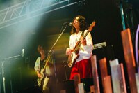 左からサトウカツシロ（G）、高木祥太（Vo, B）。（Photo by renzo masuda）