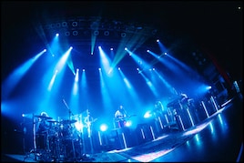 BREIMEN、濃密なパフォーマンスと豊富な演出で観客を魅了した東名阪ツアーファイナル