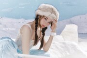 「FROZEN AQUAMARINE」コンセプトのHUH YUNJIN。 (P)&(C) SOURCE MUSIC