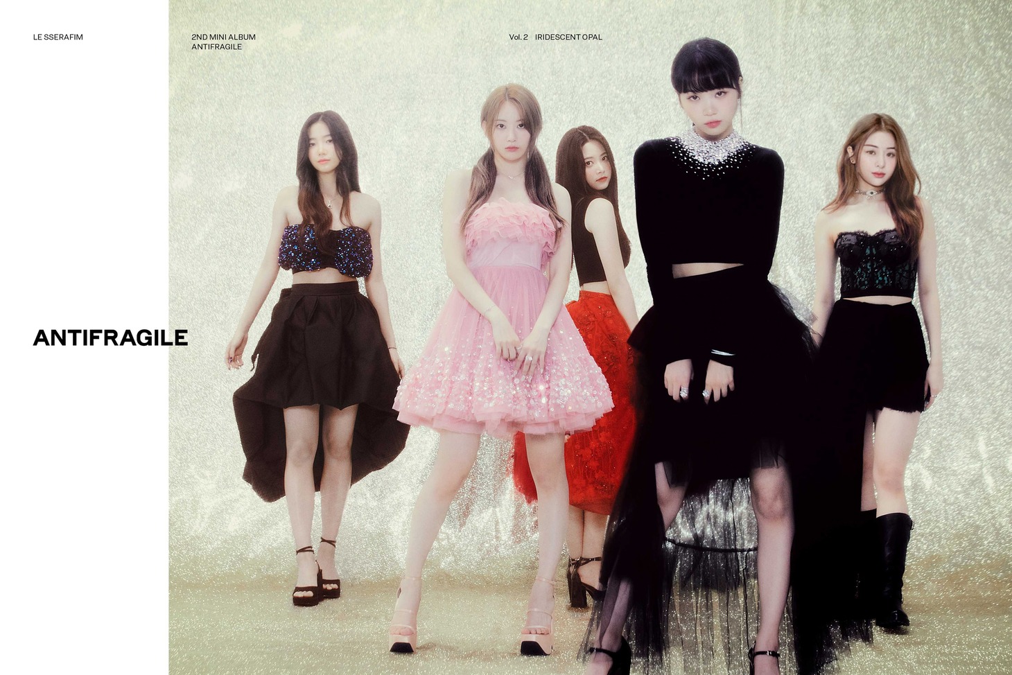 「IRIDESCENT OPAL」コンセプトのLE SSERAFIM。 (P)&(C) SOURCE MUSIC