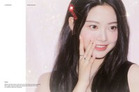 「IRIDESCENT OPAL」コンセプトのHONG EUNCHAE。 (P)&(C) SOURCE MUSIC