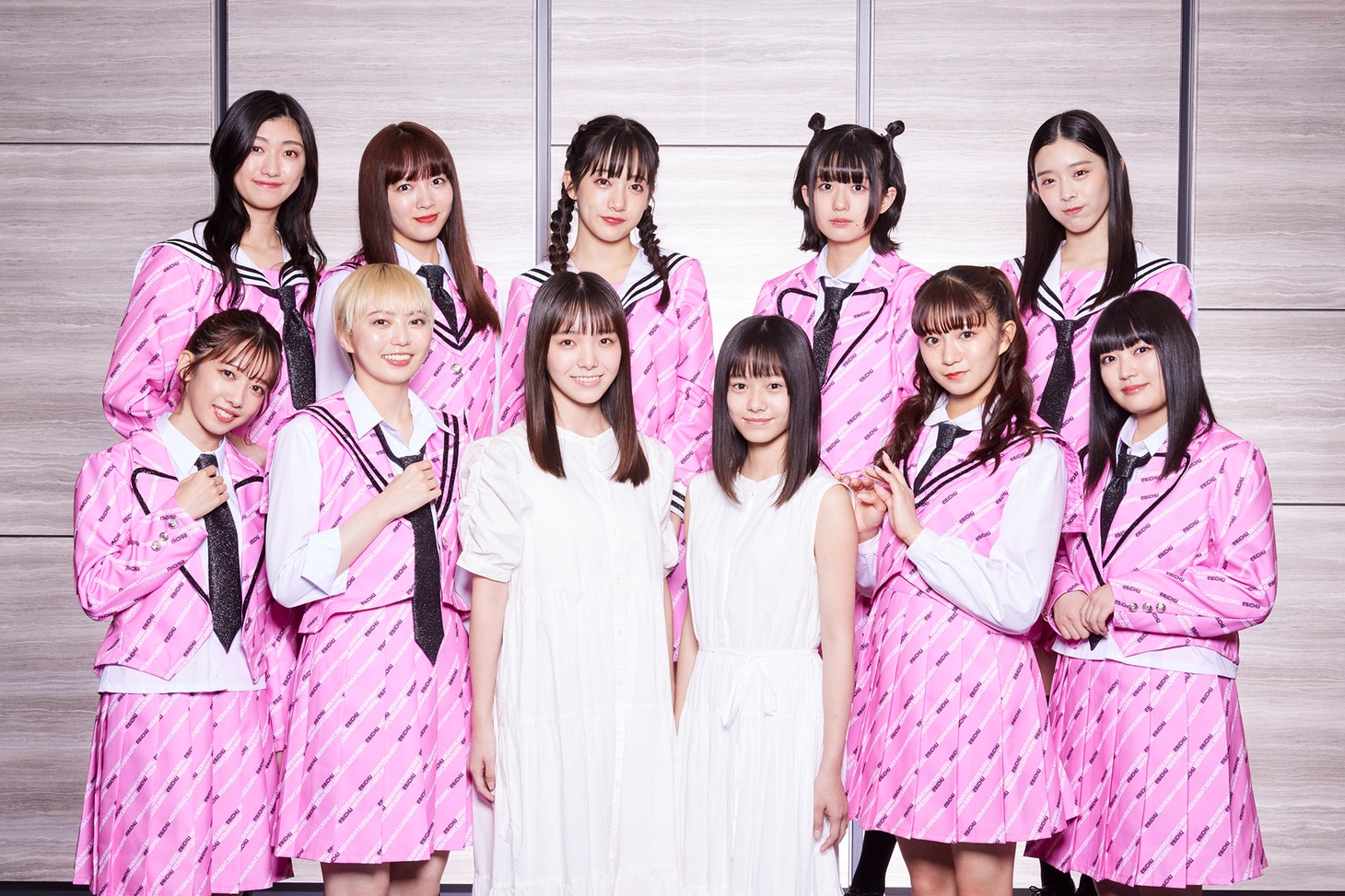 私立恵比寿中学。前列左から3番目が桜井えま、右から3番目が仲村悠菜。（撮影：中島たくみ）