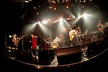 ネクライトーキーと日本松のセッションの様子。（撮影：キムラユキ）