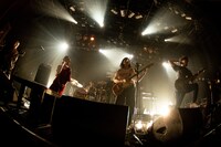 ネクライトーキーと日本松のセッションの様子。（撮影：キムラユキ）