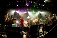 ネクライトーキーと日本松ひとみ。（撮影：キムラユキ）