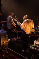 朝日（G）、もっさ（Vo, G）。（撮影：キムラユキ）