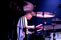 カズマ・タケイ（Dr）（撮影：キムラユキ）