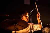 カズマ・タケイ（Dr）（撮影：キムラユキ）