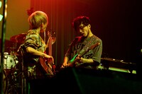 藤田（B）と朝日（G）。（撮影：キムラユキ）