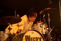 カズマ・タケイ（Dr）（撮影：キムラユキ）