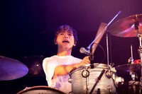 カズマ・タケイ（Dr）（撮影：キムラユキ）