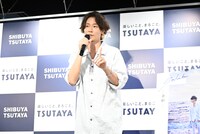 スタッフに髪型を直してもらったあとに「もう1回（フォトセッション）やりますか？」と気遣う川上洋平（[Alexandros]）。