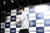 退場する川上洋平（[Alexandros]）。