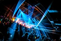 「全身全霊！燃える豚魂ツアー」初日公演の様子。