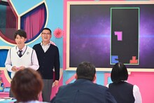 左から濱田崇裕（ジャニーズWEST）、長谷川忍（シソンヌ）。(c)フジテレビ