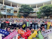 10月1日に神奈川・ららぽーと横浜 野外ステージで行われたフリーライブの様子。