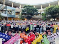 10月1日に神奈川・ららぽーと横浜 野外ステージで行われたフリーライブの様子。