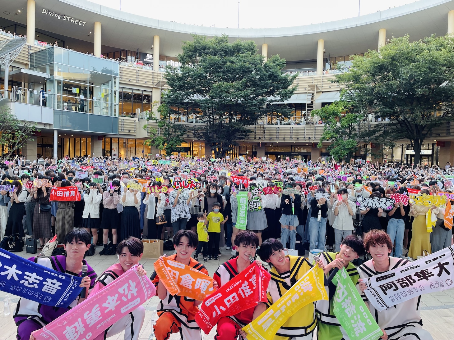 10月1日に神奈川・ららぽーと横浜 野外ステージで行われたフリーライブの様子。