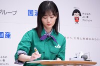 クイズに答える山下美月。