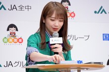 クイズの回答を書き終わった秋元真夏。