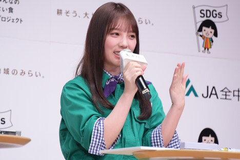 野菜のキャッチフレーズを披露し照れる与田祐希。