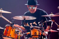 H ZETT KOU（Dr）（Photo by Yuta Ito）