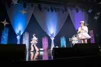 大きなステージを1周する栗原舞優と蔀祐佳を見守る桐原美月（右）。