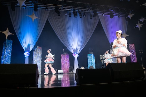 大きなステージを1周する栗原舞優と蔀祐佳を見守る桐原美月（右）。