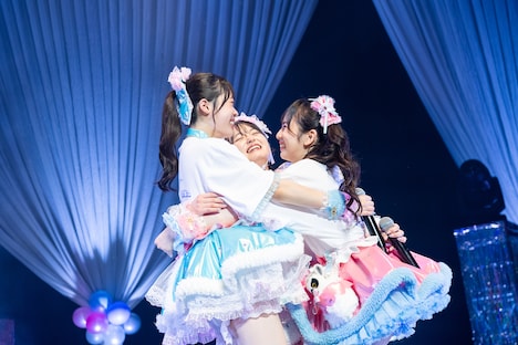 笑顔で抱き合うリルネード。