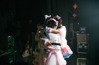 エンドロールが流れる中、舞台袖で泣きながら抱き合うリルネード。