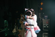 エンドロールが流れる中、舞台袖で泣きながら抱き合うリルネード。