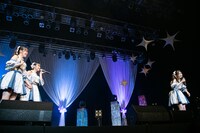 栗原舞優（右）の話を手をつないで見守る蔀祐佳と桐原美月（左から）。