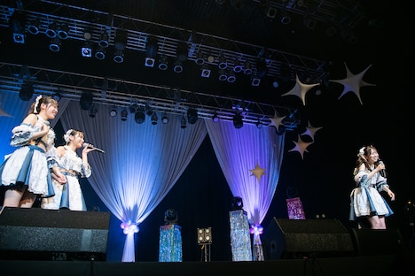 栗原舞優（右）の話を手をつないで見守る蔀祐佳と桐原美月（左から）。