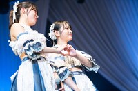 栗原舞優にハートを送る蔀祐佳（左）と桐原美月（右）。