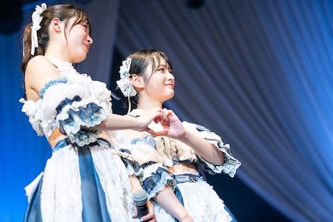 栗原舞優にハートを送る蔀祐佳（左）と桐原美月（右）。