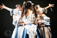 メンバーのもとへ駆けていく栗原舞優。