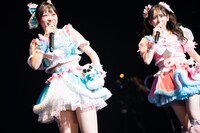 衣装をアピールする蔀祐佳（左）。